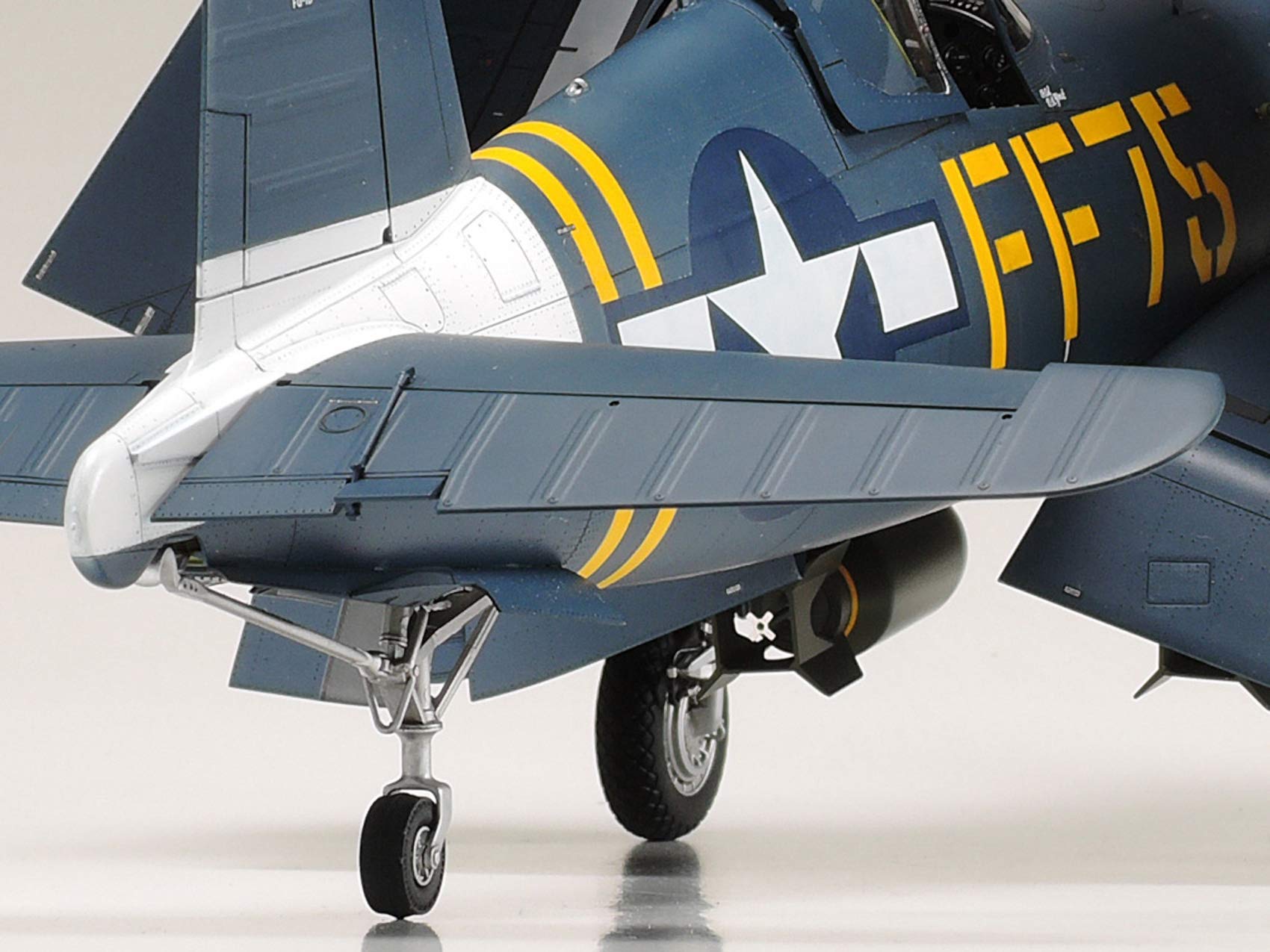 tamiya-60327-vought-f4u-1d-corsair-flugzeugmodell-1-32 image 5
