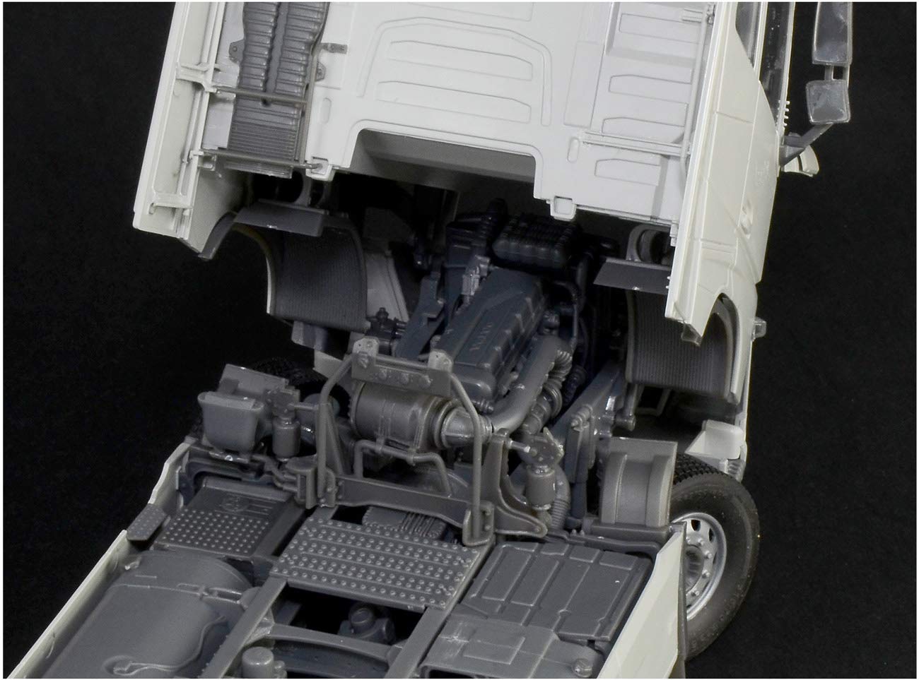 italeri-trucks-3940s-volvo-fh4-globetrotter-xl-truck-1-24 image 4