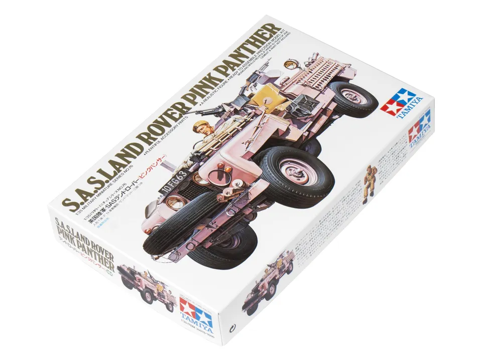 tamiya-sas-land-rover-pink-panther-modellbausatz-1-35-136-teile image 1