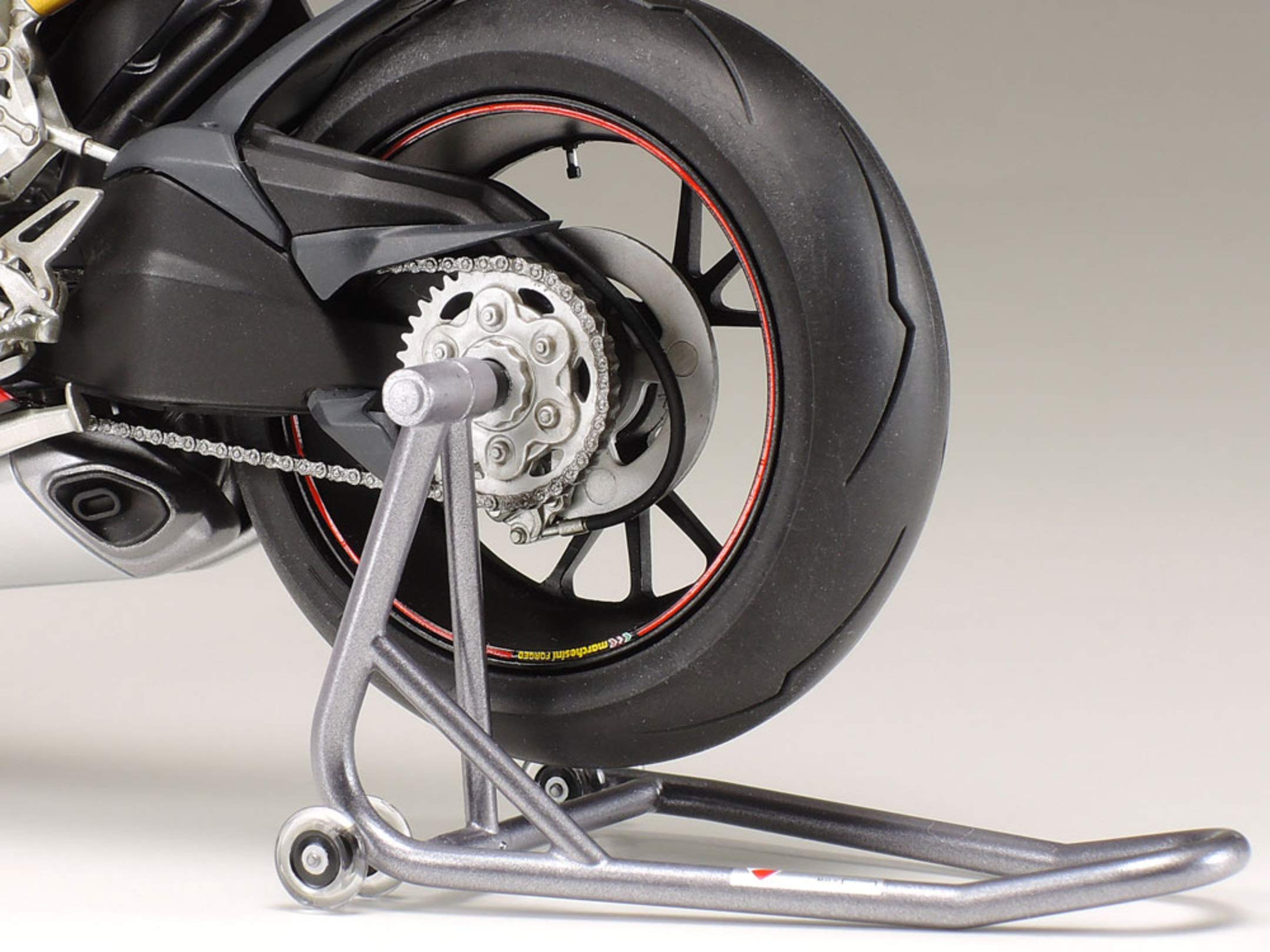 tamiya-14132-ducati-1199-panigale-s-motorradmodell-1-12 image 8