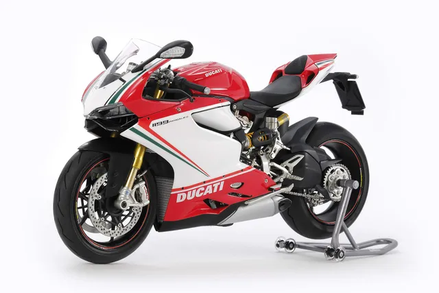 tamiya-14132-ducati-1199-panigale-s-motorradmodell-1-12 image 1