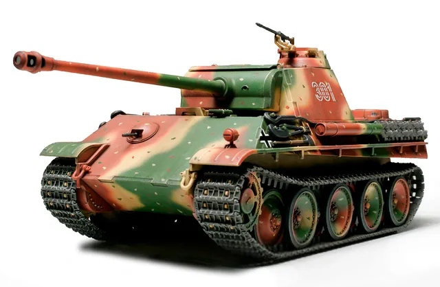 tamiya-panther-typ-g-wwii-panzer-bausatz-1-48 image 1