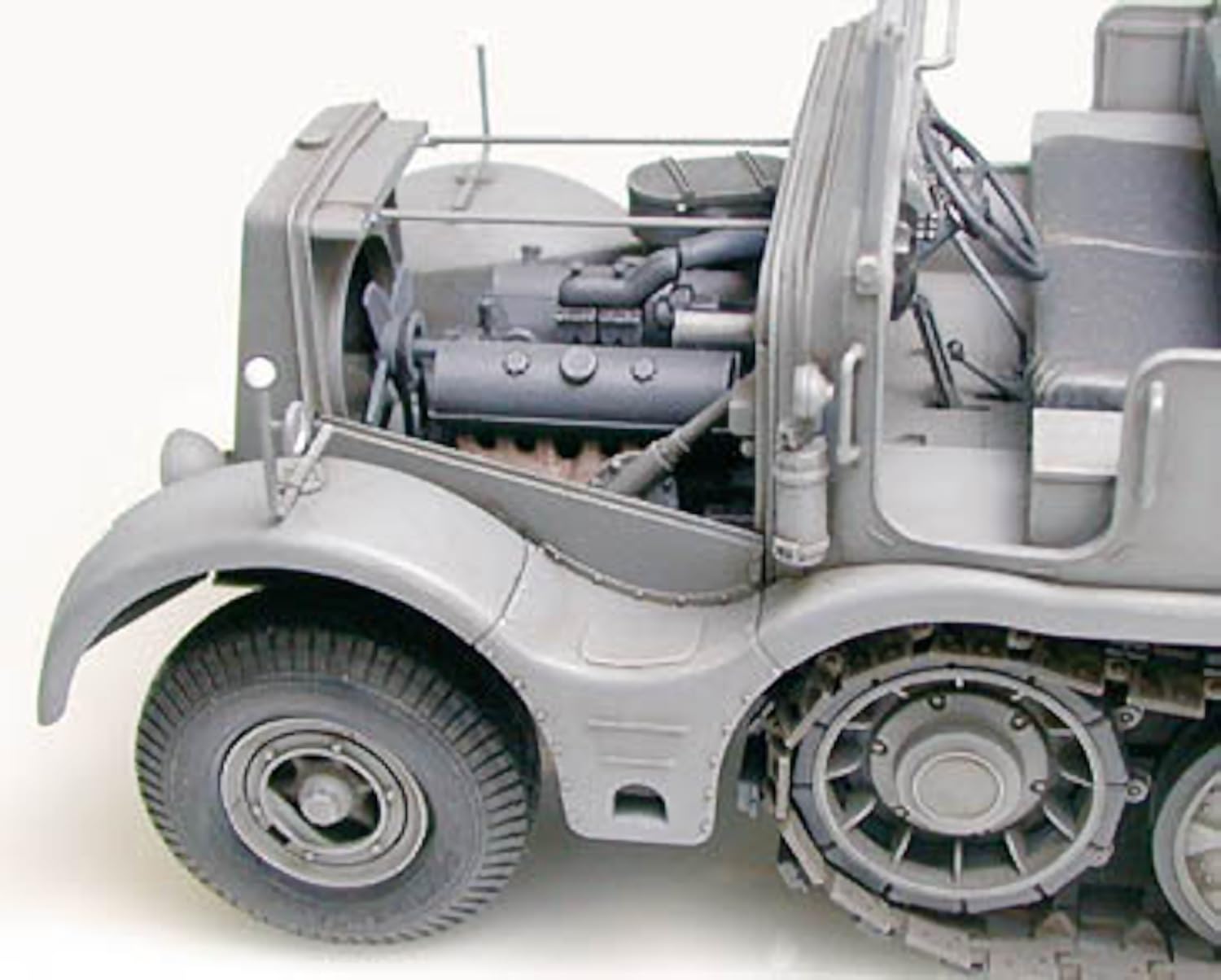 tamiya-sd-kfz-9-famo-halbketten-bausatz-1-35-8-figuren image 7