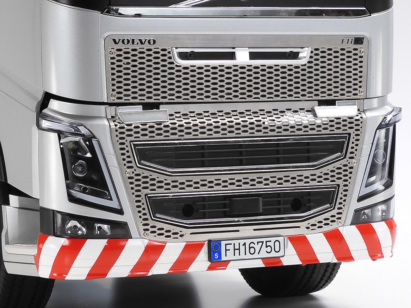 tamiya-47528-volvo-fh16-abschlepper-8x4-rc-truck-1-14-bausatz image 3