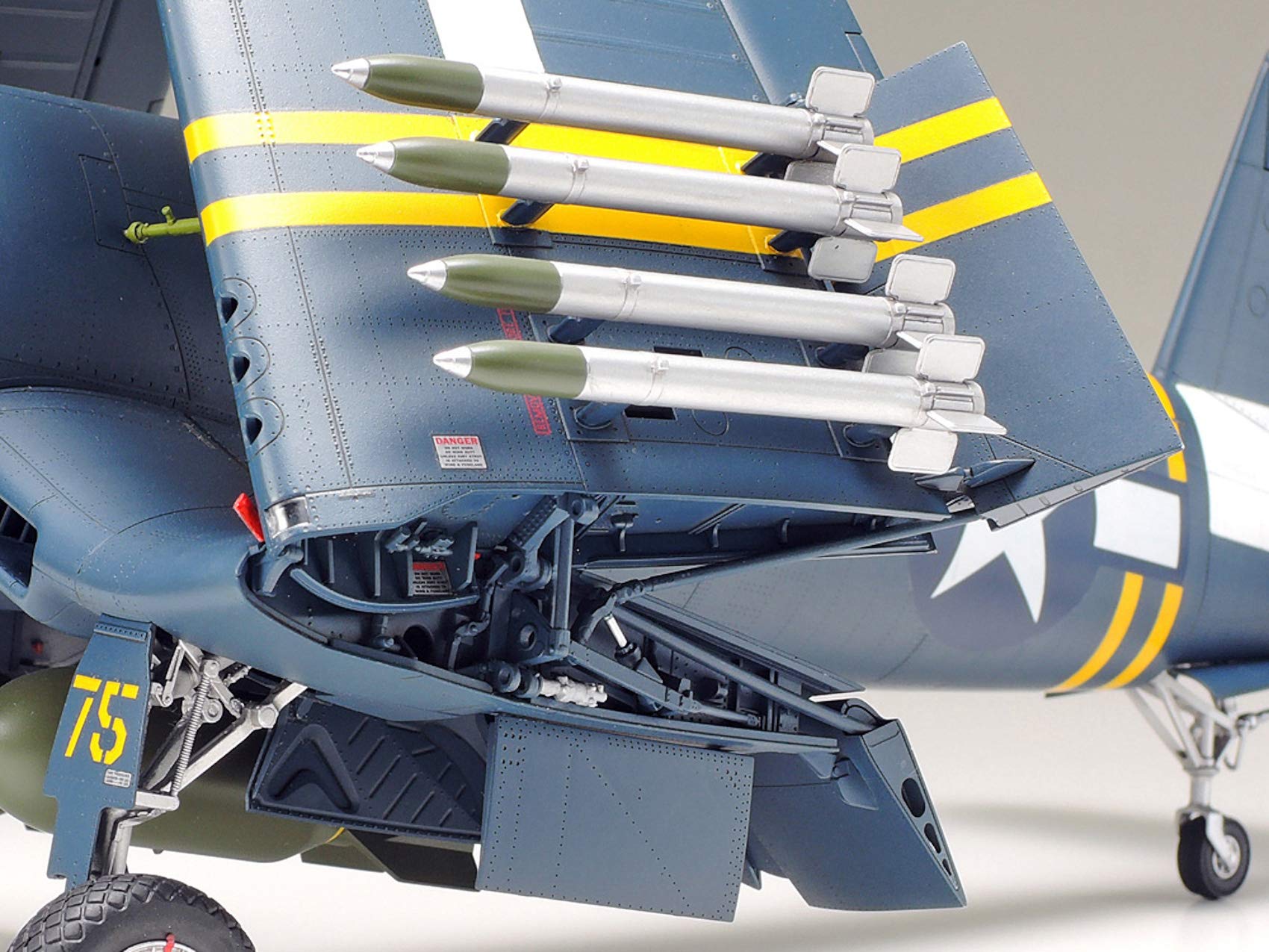 tamiya-60327-vought-f4u-1d-corsair-flugzeugmodell-1-32 image 4