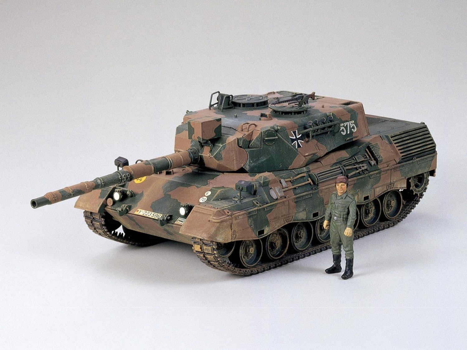 tamiya-leopard-1a4-panzer-modellbausatz-1-35-mit-figur image 4