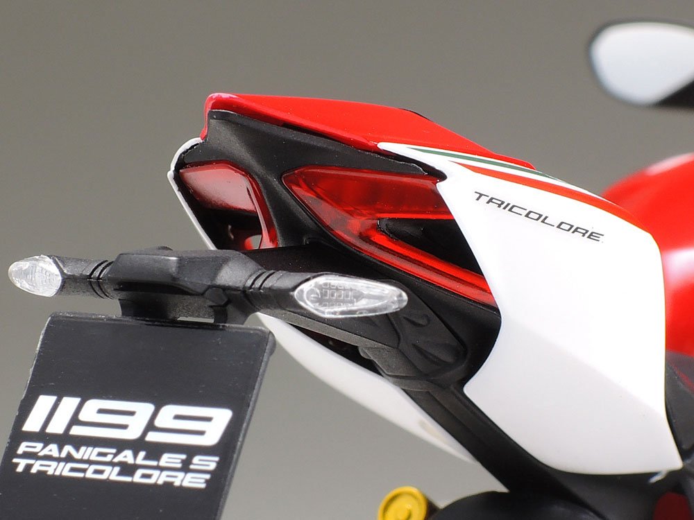 tamiya-14132-ducati-1199-panigale-s-motorradmodell-1-12 image 7
