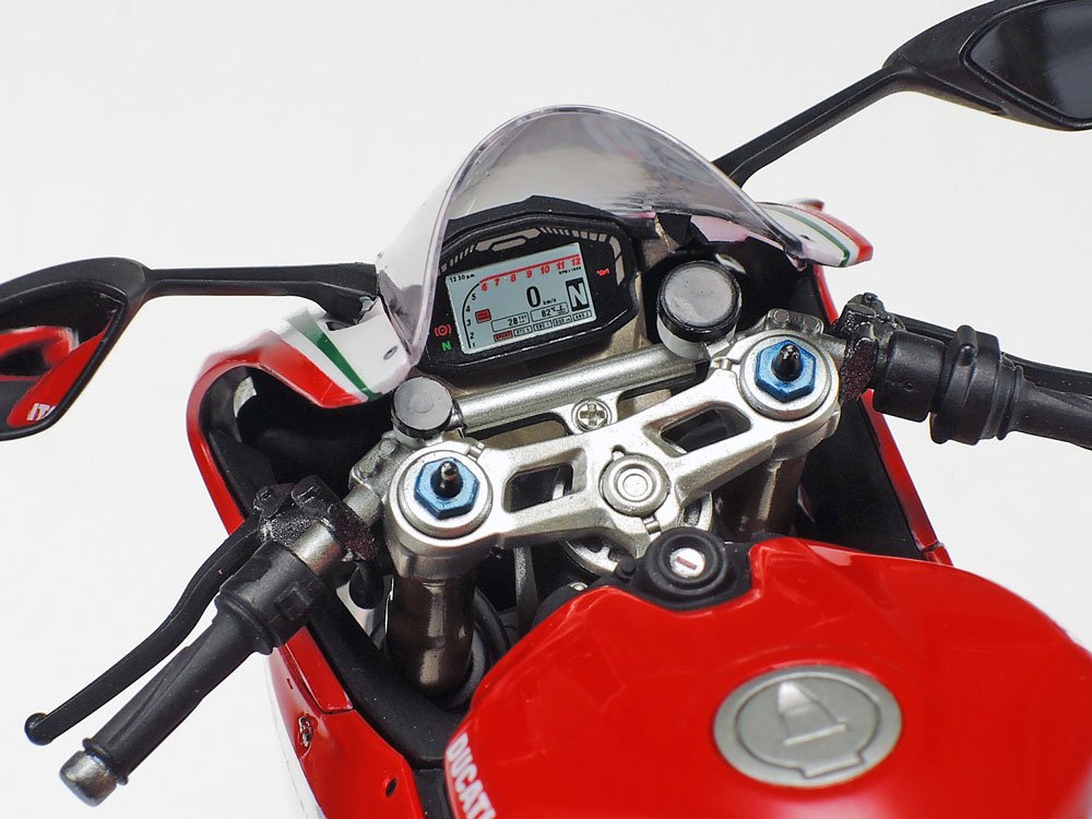 tamiya-14132-ducati-1199-panigale-s-motorradmodell-1-12 image 6