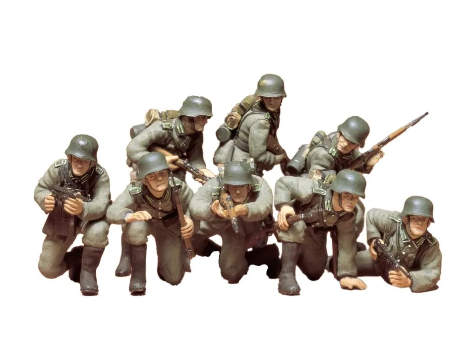 tamiya-35061-panzergrenadiere-figurenbausatz-1-35-8-figuren image 1