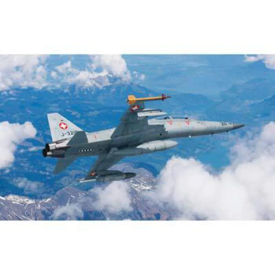 italeri-1382-f-5f-twin-seater-flugzeug-modellbausatz-1-72 image 1