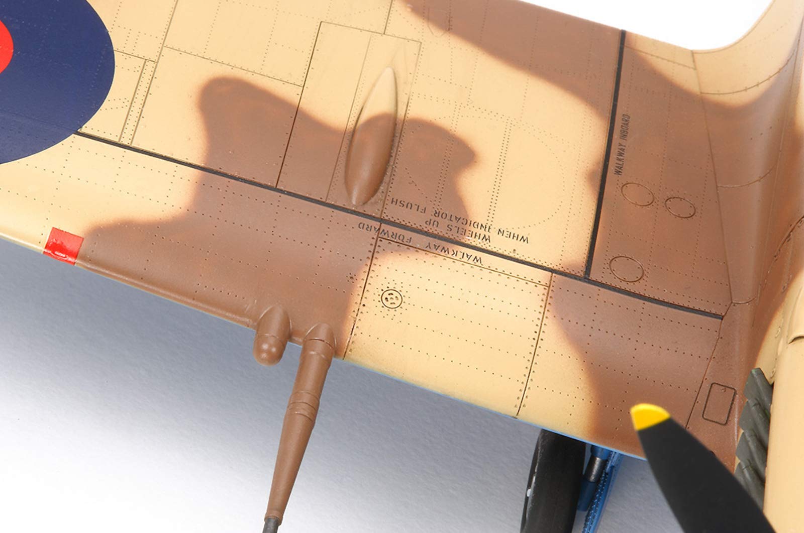 tamiya-60320-1-32-supermarine-spitfire-mk-viii-flugzeugbausatz image 4