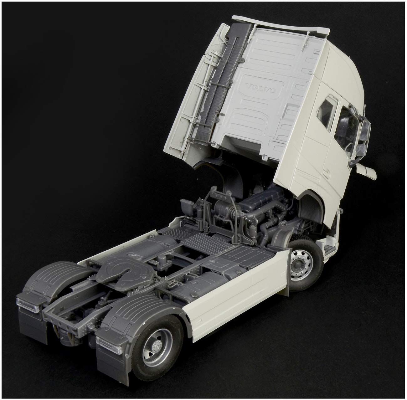 italeri-trucks-3940s-volvo-fh4-globetrotter-xl-truck-1-24 image 5