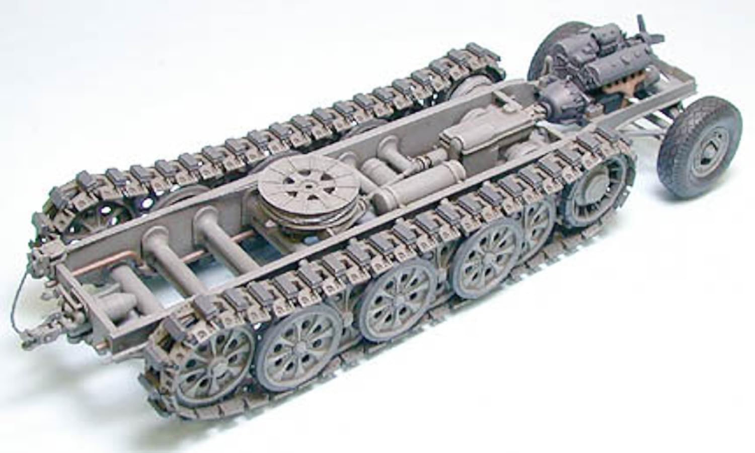 tamiya-sd-kfz-9-famo-halbketten-bausatz-1-35-8-figuren image 6
